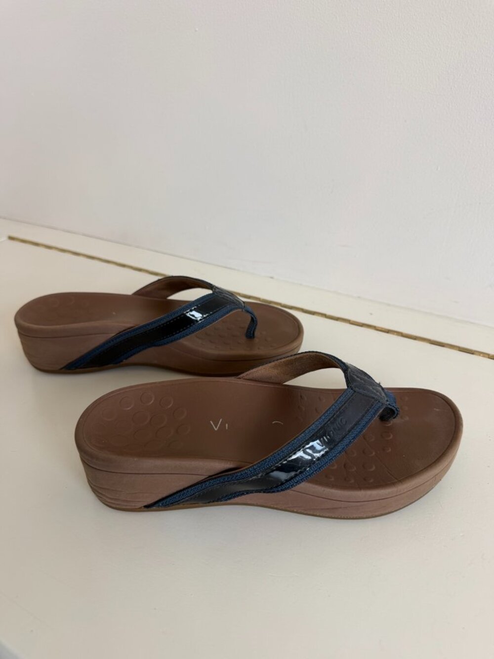 Vionic Tide II Navy Patent Brown Orthotic Wedge Flip Flop Sandals US 5